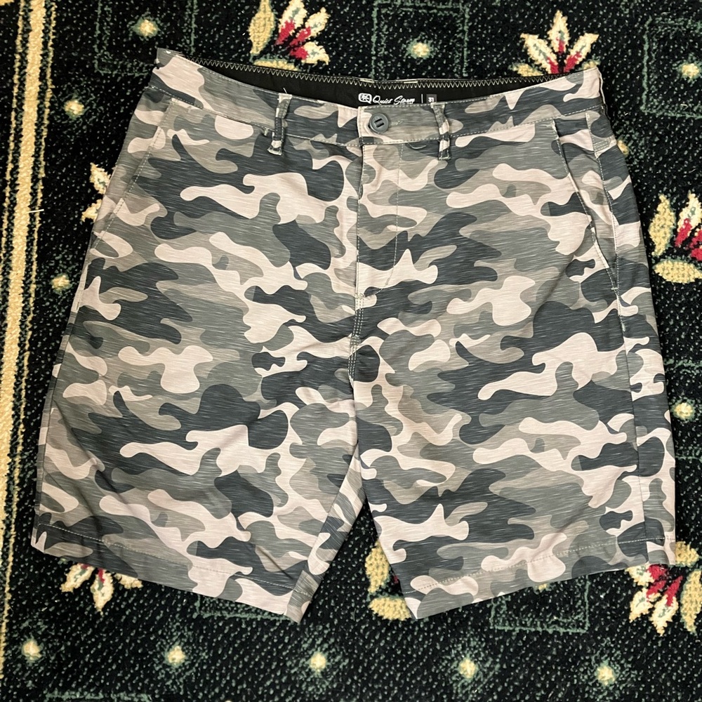 QUIET STORM Traveler Hybrid 19” Short Green Camo 31 Mens